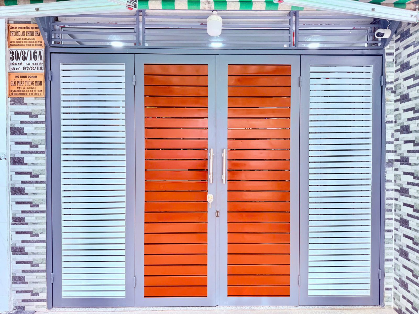 Cửa cổng sắt 4 cánh sơm giả gỗ